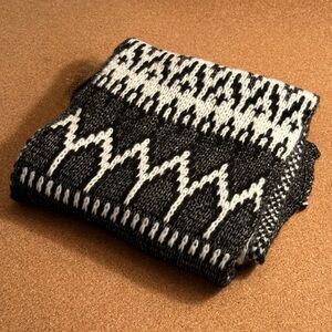 BLACK AND WHITE SCARF